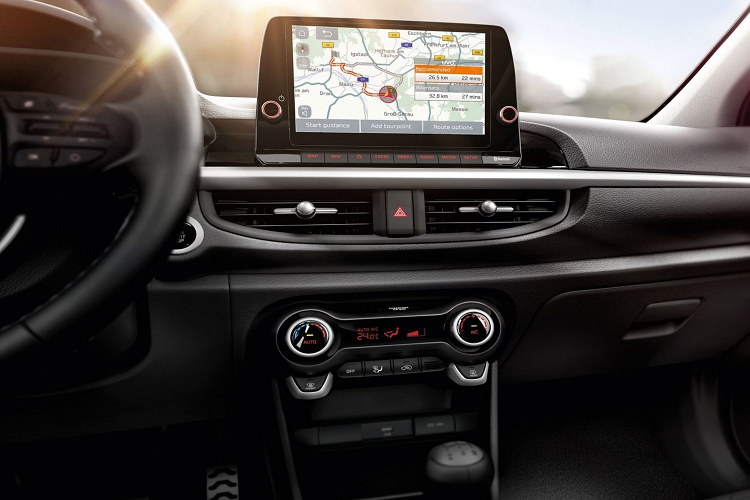 Kia Morning 2021 là một phiên bản hoàn toàn mới và thuộc thế hệ sản phẩm thứ 4 của dòng xe này. Về thiết kế tổng thể, Morning 2021 sở hữu phong cách thiết kế đẹp mắt và trẻ trung. Ở phần đầu xe, Morning 2021 nổi bật với thiết kế đèn pha 4 bóng định vị LED, cản dưới và mặt ca-lăng mới góc cạnh với những đường line màu tương phản nổi bật, bộ lưới tản nhiệt hình mũi hổ đặc trưng...