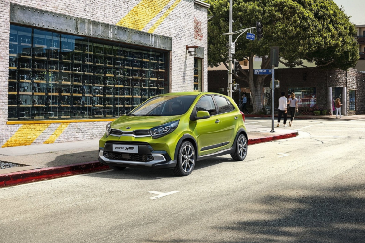 Ở phía thân xe, Kia Morning 2021 không có nhiều sự khác biệt so với phiên bản tiền nhiệm. Kia chỉ làm mới lại các chi tiết của xe như tuỳ chọn mâm khác nhau hay một số đường kẻ màu tương phản. Đối với khu vực đuôi xe, Morning 2021 mang tới cái nhìn gọn gàng và trẻ trung nhờ thiết kế đèn hậu LED khá thời thượng, kết hợp với đó là bộ cản sau nhỏ gọn và hệ thống ống xả kép cân đối.