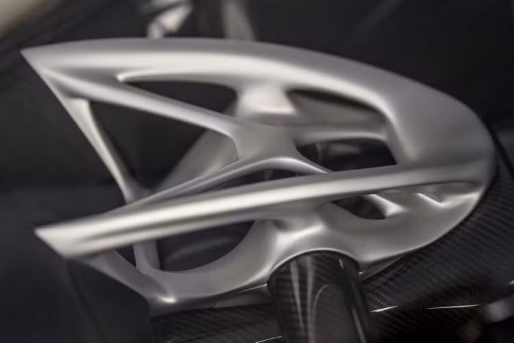 Thêm vào đó, công nghệ cắt lade cùng in 3D cũng được Czinger sử dụng trên mẫu xe này. 21C nói nôm na là thế kỷ 21 (21st Century), vì thế mà nó được thiết kế theo hơi hướng về tương lai, cùng với đó là những công nghệ mới nhất.