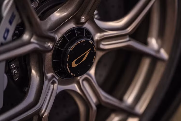 Xe sẽ chính thức trình làng tại Geneva Motorshow tới đây, diễn ra từ ngày 3/3. Mức giá xe Czinger 21C hiện chưa được công bố chính thức.