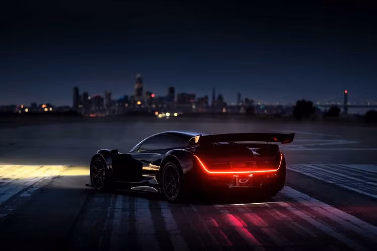 Theo như hai video quảng bá được ra mắt trong thời gian gần đây, Czinger cho biết chiếc 21C của mình sẽ là chiếc xe có thiết kế mang tính biểu tượng. Tất cả phần thân xe và nhiều chi tiết khác được làm hoàn toàn bằng sợi carbon.