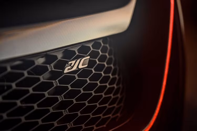 “Hiệu năng thống trị” phân khúc. Czinger sở hữu công suất cực đại lên đến 1.233 mã lực và khả năng vận hành ấn tượng khi chỉ cần 1,9 giây để tăng tốc lên 100 km/h. Đáng tiếc rằng, sức mạnh này được cung cấp bằng động cơ gì thì không được hãng công bố. Có lẽ sẽ là Geneva, khối động cơ này cùng nhiều thông tin khác của mẫu xe sẽ giúp nó trở nên hấp dẫn hơn.