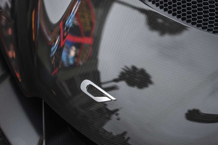 Để đảm bảo một chiếc xe vững chắc và nhẹ hết sức có thể, Czinger đã sử dụng những “công nghệ mang tính cách mạng” để chế tạo khung gầm xe. Khung gầm 21C sử dụng các vật liệu tiên tiến được tạo thành từ các công nghệ dẫn đầu” để tạo nên “khung gầm tiên tiến với các vật liệu hàng đầu”.