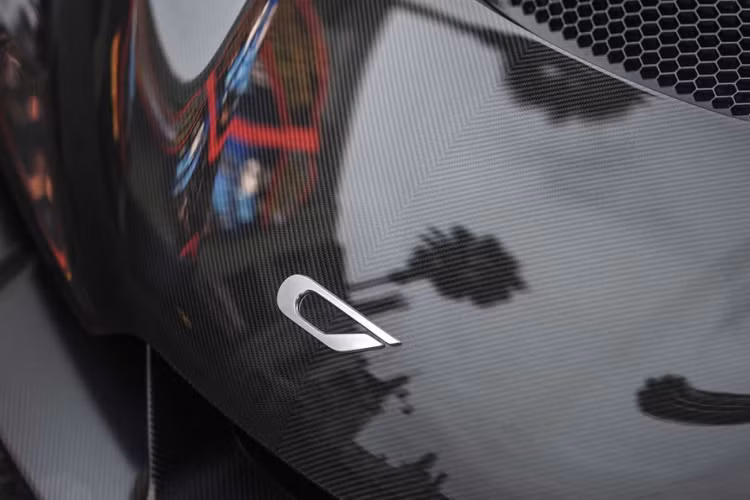 Để đảm bảo một chiếc xe vững chắc và nhẹ hết sức có thể, Czinger đã sử dụng những “công nghệ mang tính cách mạng” để chế tạo khung gầm xe. Khung gầm 21C sử dụng các vật liệu tiên tiến được tạo thành từ các công nghệ dẫn đầu” để tạo nên “khung gầm tiên tiến với các vật liệu hàng đầu”.