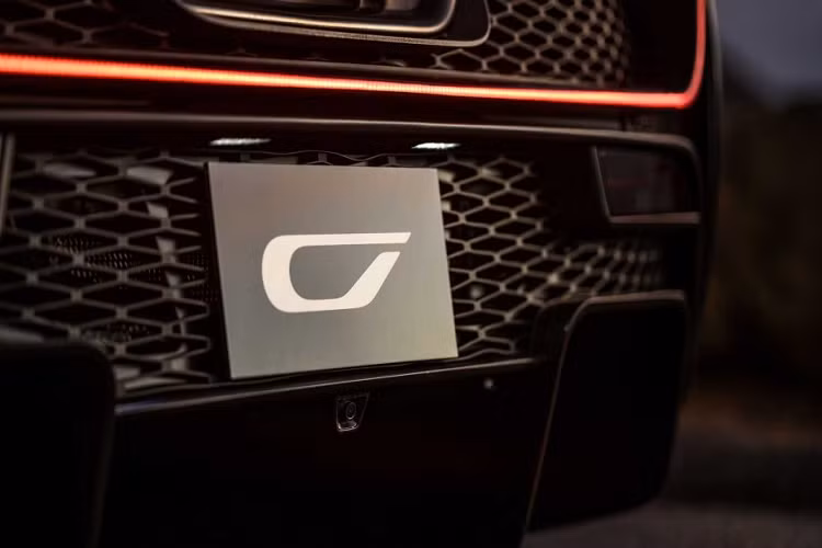 Ngoài ra, Czinger còn là hãng xe thương mại đầu tiên phát triển riêng một một công nghệ chất phụ gia đặc biệt để phục vụ cho chiếc siêu xe này.