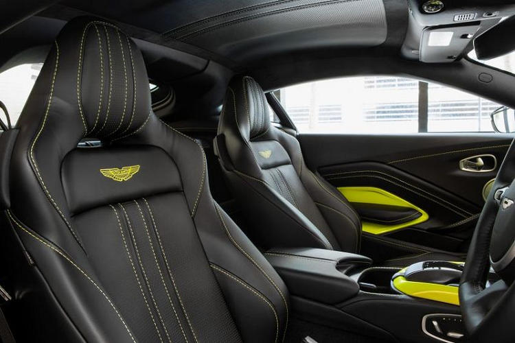 Di chuyển vào cabin, xe sử dụng tông bạc satin làm chủ đạo và kết hợp với một vài điểm nhấn màu Lime Essence ở bảng điều khiển trung tâm, trang trí cánh cửa, các đường chỉ khâu trên ghế Sports Plus, bảng điều khiển và cửa.