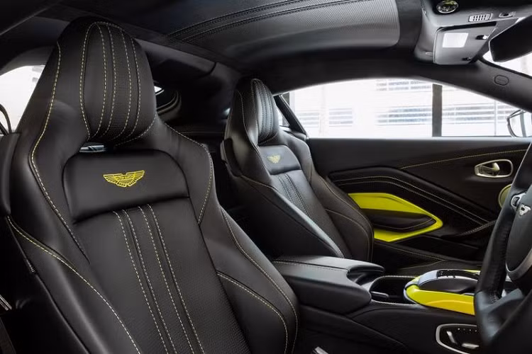 Di chuyển vào cabin, xe sử dụng tông bạc satin làm chủ đạo và kết hợp với một vài điểm nhấn màu Lime Essence ở bảng điều khiển trung tâm, trang trí cánh cửa, các đường chỉ khâu trên ghế Sports Plus, bảng điều khiển và cửa.