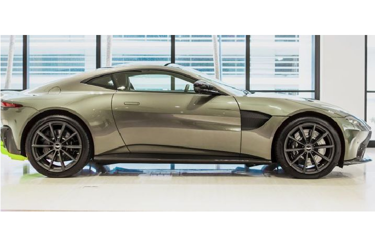 Bên cạnh đó, chiếc xe đặc biệt còn được cấu hình với bộ bodykit sợi carbon, lưới tản nhiệt và các ống xả sơn đen mờ. Mặt khác, trần xe và gương chiếu hậu được hoàn thiện trong màu đen bóng. Xe cưỡi trên bộ la-zăng 20 inch.