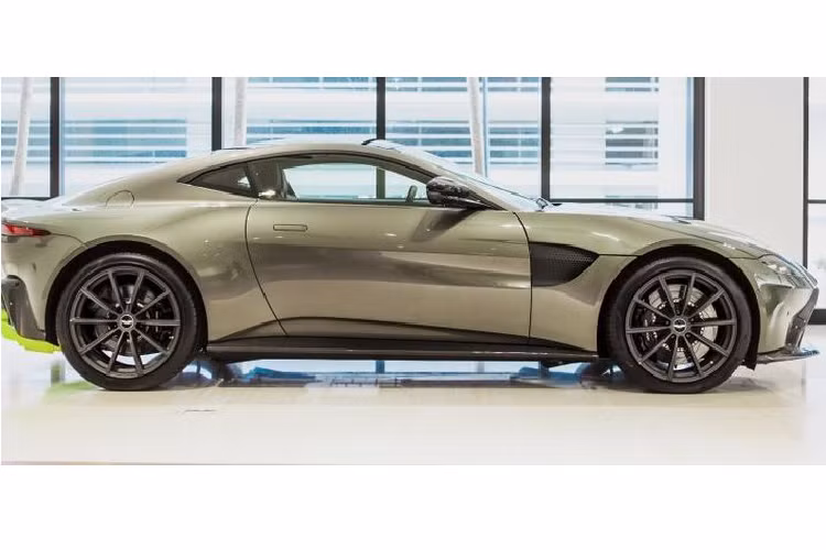 Bên cạnh đó, chiếc xe đặc biệt còn được cấu hình với bộ bodykit sợi carbon, lưới tản nhiệt và các ống xả sơn đen mờ. Mặt khác, trần xe và gương chiếu hậu được hoàn thiện trong màu đen bóng. Xe cưỡi trên bộ la-zăng 20 inch.