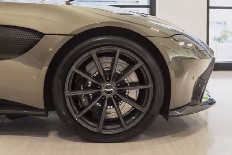 Cũng không khó để nhận ra Vantage AMR Malaysia mới không phải là Vantage AMR, bởi vì, "hàng thật" sẽ có sọc màu xanh lá cây Lime Green chạy dọc trung tâm xe, bên cạnh đó, cabin của Vantage AMR Malaysia cũng không hề có hộp số sàn hay các kẹp phanh cũng không hề giống Aston Martin Vantage AMR.