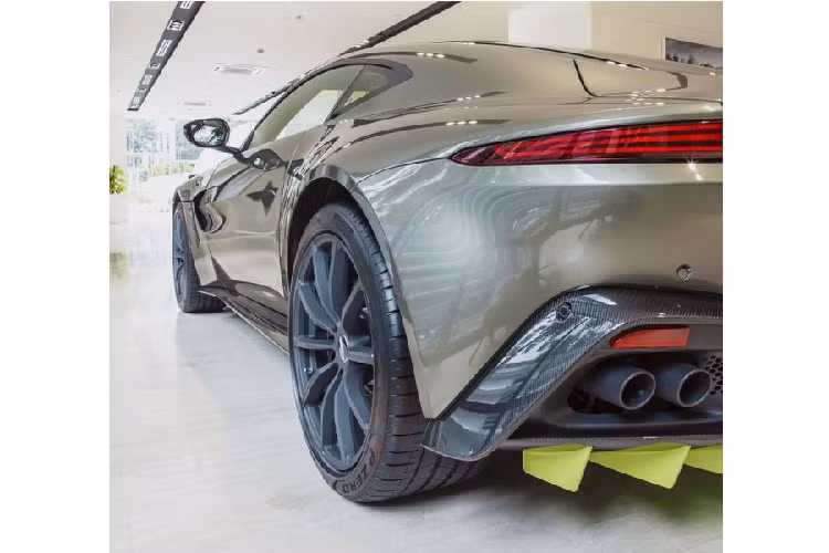 Dù sở hữu tên Vantage AMR Malaysia, nhưng đây không phải một chiếc Vantage AMR thực sự, mà là một chiếc Vantage V8 sở hữu các chi tiết thiết kế và trang bị đặc biệt lấy cảm hứng phong cách từ Vantage AMR. Aston Martin Kuala Lumpur cho biết Vantage AMR Malaysia là một phiên bản giới hạn được tạo ra nhân dịp lễ kỷ niệm Merdeka, và là chiếc duy nhất trong cả nước.