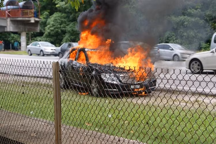 Điều tra cho thấy nghi phạm sẽ đưa ra kế hoạch và thỏa thuận với chủ sở hữu, những người đang khó khăn về tài chính để đốt xe đòi bảo hiềm. Được biết chủ sở hữu vẫn giữ đủ quyền lợi để đề nghị công ty bảo hiểm chi trả tiền đền bù. Cảnh sát cũng tiết lộ rằng nghi phạm có 2 tiền án về tội lừa đảo và đánh bạc.