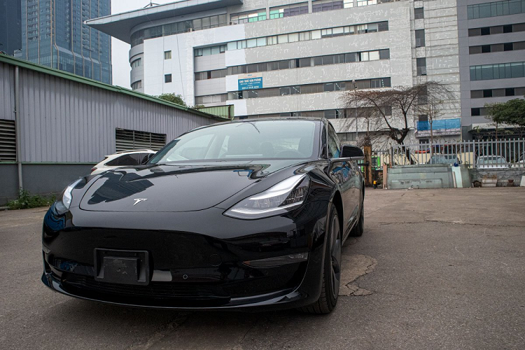 Cụ thể, ngoại thất xe Tesla Model 3 2020 mang hơi hướng một chiếc Coupe 4 cửa, phần đầu xe không có lưới tản nhiệt mà thiết kế liền mạch do không sử dụng động cơ đốt trong sinh nhiệt. Hệ thống đèn chiếu sáng trên xe Tesla Model 3 mới là dạng LED toàn phần và thiết kế mui xe khá giống Porsche.