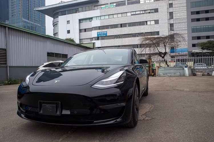 Cụ thể, ngoại thất xe Tesla Model 3 2020 mang hơi hướng một chiếc Coupe 4 cửa, phần đầu xe không có lưới tản nhiệt mà thiết kế liền mạch do không sử dụng động cơ đốt trong sinh nhiệt. Hệ thống đèn chiếu sáng trên xe Tesla Model 3 mới là dạng LED toàn phần và thiết kế mui xe khá giống Porsche.