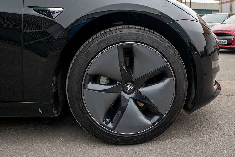 Với mỗi lần sạc đầy, Tesla Model 3 bản Long Range có thể chạy gần 500 km và xe mất khoảng 5,1 giây để tăng tốc từ 0-100 km/giờ. Tại Việt Nam, hiện chưa có trạm sạc riêng siêu nhanh như ở Mỹ nên khi sử dụng nguồn sạc 220V dân dụng, người dùng sẽ mất khoảng 20 giờ để sạc đầy Tesla Model 3. Đại lý tư nhân tiết lộ, giá xe Tesla Model 3 nhập khẩu từ Mỹ với mức khoảng hơn 3 tỷ đồng khi về đến Việt Nam.