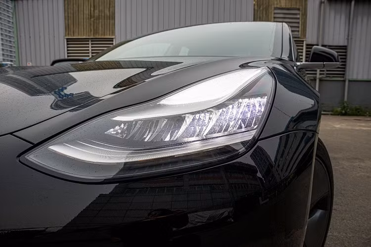 Ghế ngồi trên chiếc xe hơi mới của thương hiệu Mỹ được bọc da, ghế lái chỉnh điện nhiều hướng, hàng ghế sau tương đối rộng rãi cho người lớn ở 3 vị trí. Tesla Model 3 2020 được ốp gỗ, nhôm ở khu vực táp-lô mang đến cảm giác sang trọng, cánh cửa xe sử dụng da lộn cao cấp.