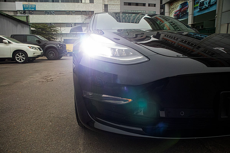 Tesla Model 3 2020 có trang bị camera nhưng được gắn ở gần bánh xe và trên trụ B. Đuôi xe Tesla Model 3 cũng đơn giản hết mức khi có cụm đèn hậu LED, cảm biến/camera lùi được trang bị nhưng không có bất cứ dòng chữ gì để phân biệt đây là Tesla Model 3.