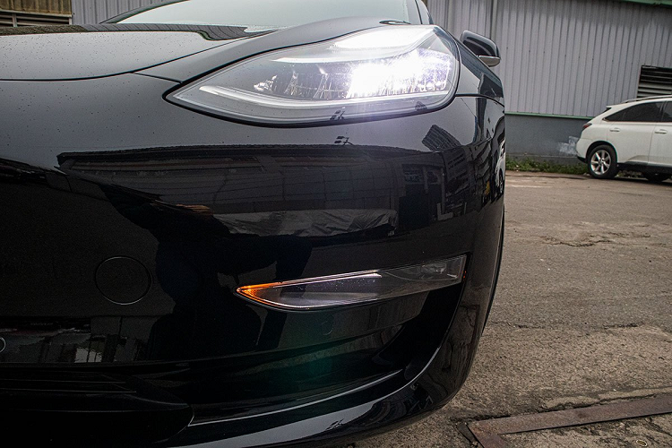 Tiến vào Khoang nội thất, chiếc xe điện đến từ Mỹ không có gì nổi bật ngoài màn hình trung tâm cỡ lớn kích thước đến 15 inch, mọi thông số vận hành, hệ thống giải trí đều nằm ở khu vực này. Tesla Model 3 2020 không sử dụng chìa khoá hay nút bấm khởi đông như truyền thống cũng như cần số ở khu vực trung tâm, thay vào đó là chìa khoá dạng thẻ quẹt, cần số tích hợp trên vô-lăng giống xe Mercedes-Benz.