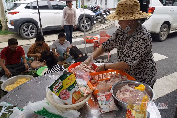 Bà Loan cho biết, những ngày qua, các tỉnh miền Trung đang vật lộn với lũ dữ chưa từng có. Chứng kiến cảnh những ngôi nhà chìm trong biển nước, nhiều người dân phải leo lên những mái nhà để chờ cứu hộ, nhiều người bị đói. "Nguy hiểm đến tính mạng đã đành, người dân còn chịu cảnh đói rét nên tôi lên ý tưởng gói bánh chưng và kêu gọi mọi người chung sức”- bà Loan chia sẻ 