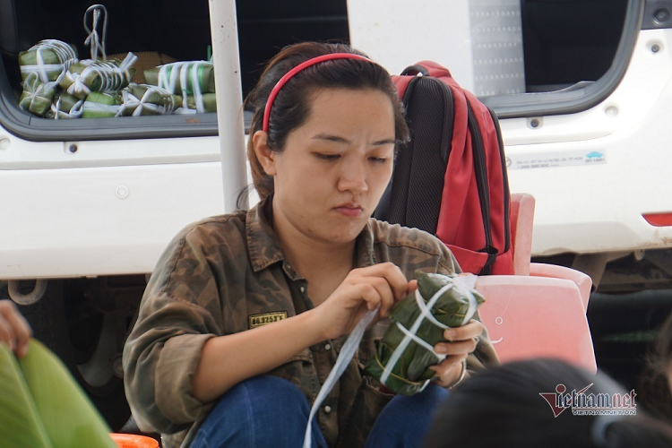 Ai cũng hăng say làm việc, gói những chiếc bánh bằng cái tâm, tình cảm chân thành để hướng về đồng bào miền Trung đang vật lộn với lũ dữ 