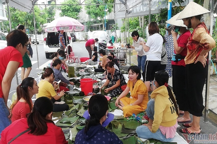 Căn nhà của bà Loan nằm trong một khu dân cư, phía trước ngôi nhà dựng một chiếc rạp dài 30m đủ cho hơn 50 người ngồi làm việc. Ba ngày qua, từ ngoài cổng vào trong nhà, không khí tất bật, khẩn trương với tinh thần sẻ chia "tất cả vì miền Trung ruột thịt" 