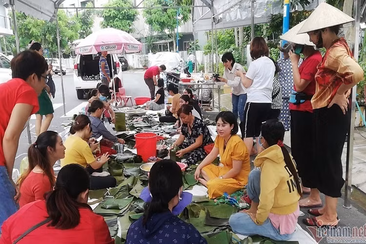 Căn nhà của bà Loan nằm trong một khu dân cư, phía trước ngôi nhà dựng một chiếc rạp dài 30m đủ cho hơn 50 người ngồi làm việc. Ba ngày qua, từ ngoài cổng vào trong nhà, không khí tất bật, khẩn trương với tinh thần sẻ chia "tất cả vì miền Trung ruột thịt" 