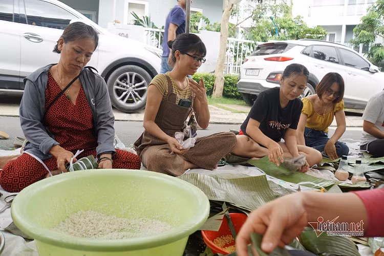 Chị Lê Huyền Trang (con gái bà Loan) cho biết, lúc đầu mẹ chị dự tính làm 500 chiếc bánh chưng. Nhưng khi kêu gọi trên mạng xã hội thì rất nhiều người gọi điện, nhắn tin muốn chung sức mang lá, nếp, thịt heo, đậu xanh… đến và đến gói cùng 