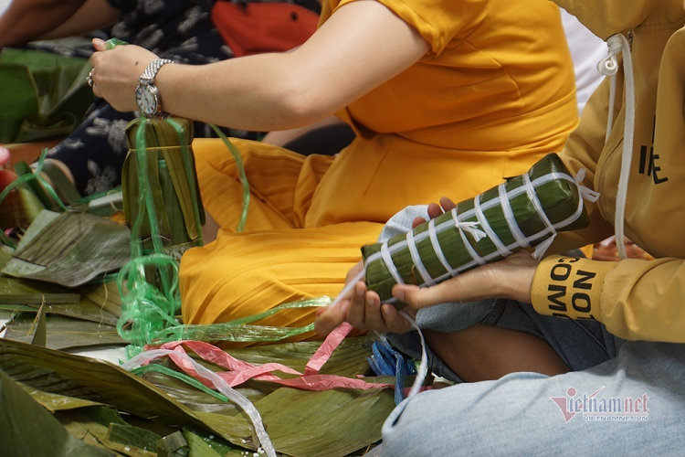 Theo chị Trang, bánh chưng, bánh tét là thực phẩm dễ ăn, no lâu, cũng dễ vận chuyển. Bánh sau khi nấu chín sẽ được rửa qua nước sạch, để khô ráo rồi cho vào túi nilon và hút chân không nhằm giúp bánh giữ được lâu hơn 