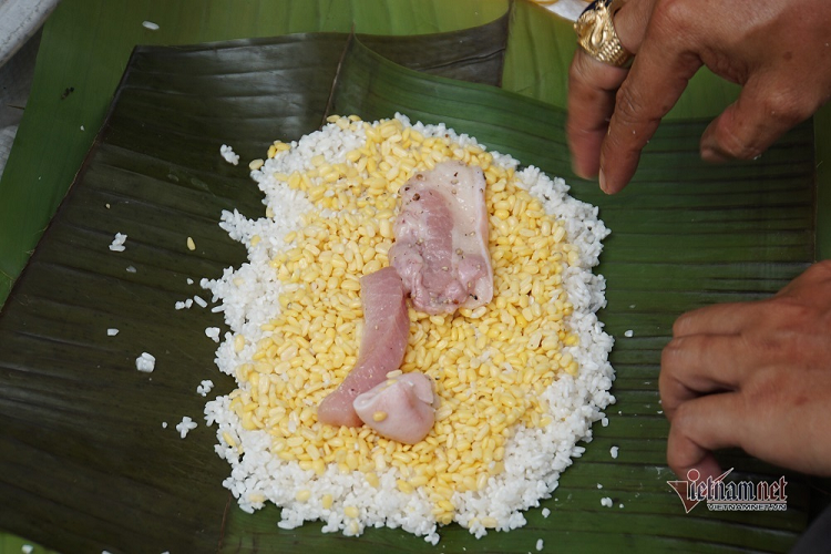 Bánh được gói bằng lá dong, lá chuối xen lẫn. Nhân được làm bằng đậu xanh vo sạch, thịt heo đảm bảo chất lượng, vệ sinh 