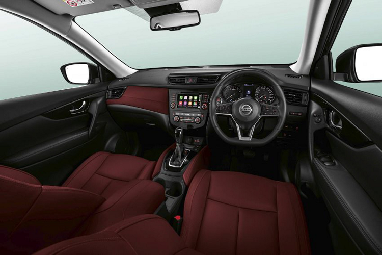 Tiến vào bên trong nội thất, khách hàng sẽ tìm thấy trang bị ghế bọc da Maroon Nappa mới. Nhờ đó, khoang cabin của X-Trail 2019 trở nên sang trọng và hấp dẫn hơn rất nhiều. Gói trang bị Impul có mức giá khoảng 59 triệu tại Malaysia và sẽ được cung cấp cho các phiên bản hiện hành: 2.0L Hybrid, 2.5L 4WD, 2.0L 2WD MID và 2.0L 2WD.