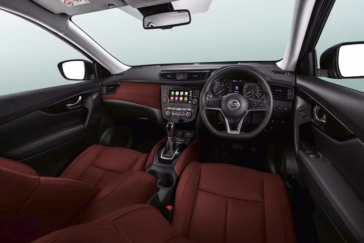 Tiến vào bên trong nội thất, khách hàng sẽ tìm thấy trang bị ghế bọc da Maroon Nappa mới. Nhờ đó, khoang cabin của X-Trail 2019 trở nên sang trọng và hấp dẫn hơn rất nhiều. Gói trang bị Impul có mức giá khoảng 59 triệu tại Malaysia và sẽ được cung cấp cho các phiên bản hiện hành: 2.0L Hybrid, 2.5L 4WD, 2.0L 2WD MID và 2.0L 2WD.