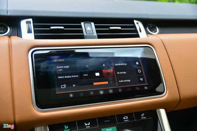 Các chức năng trên xe được điều chỉnh thông qua 2 màn hình cảm ứng Touch Pro Duo cỡ lớn đặt dọc, có kích thước 10 inch. Người dùng cũng có thể điều chỉnh độ nghiêng của màn hình giải trí để có thể quan sát rõ hơn.