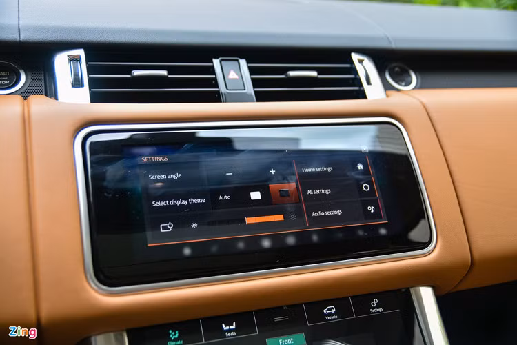 Các chức năng trên xe được điều chỉnh thông qua 2 màn hình cảm ứng Touch Pro Duo cỡ lớn đặt dọc, có kích thước 10 inch. Người dùng cũng có thể điều chỉnh độ nghiêng của màn hình giải trí để có thể quan sát rõ hơn.