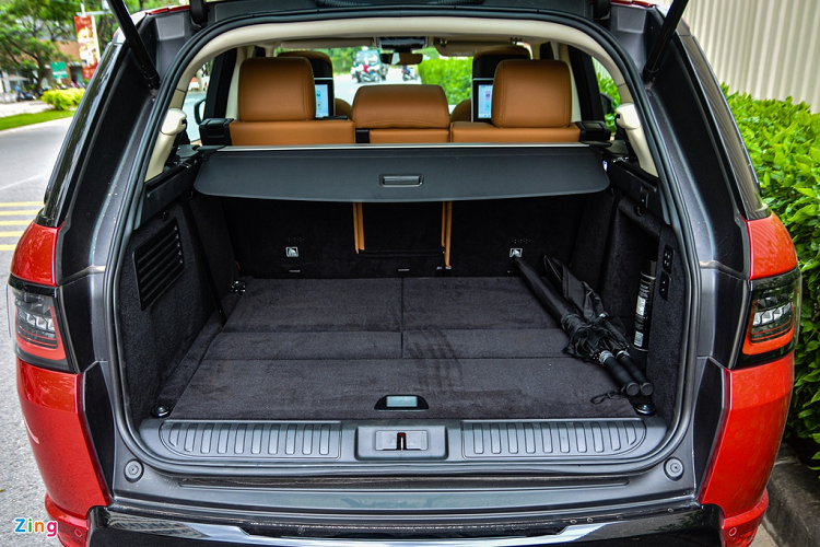 Thể tích khoang hành lý khi sử dụng hàng ghế thứ ba là 221 lít, tăng lên 780 lít khi gập hàng ghế cuối. Nếu gập cả 2 hàng ghế, thể tích chứa đồ của Range Rover Sport HSE Dynamic là 1.686 lít.