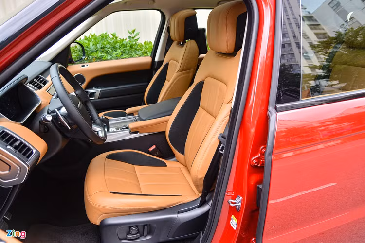 Tất cả ghế được bọc da Winsar màu nâu Vintage Tan có các lỗ thông hơi giúp tránh tình trạng bám mồ hôi, cảm giác mềm mại khi chạm tay và ngồi khá êm ái. Hàng ghế trước điều chỉnh 16 hướng, có khả năng nhớ vị trí. Chức năng sưởi và làm mát có trên cả hàng ghế trước và thứ 2. 
