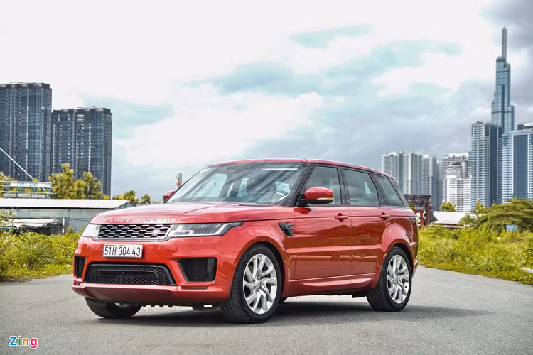  Range Rover Sport HSE Dynamic mới là phiên bản cao cấp nhất của dòng Range Rover Sport tại thị trường Việt Nam. Xe có giá bán tiêu chuẩn, 6,33 tỷ đồng, nếu được trang bị đầy đủ các tùy chọn, mẫu SUV hạng sang có giá lên tới 8,067 tỷ đồng. Đây là đối thủ cạnh tranh với Porsche Cayenne S (5,6 tỷ đồng) hay Maserati Levante S (6,1 tỷ đồng). 