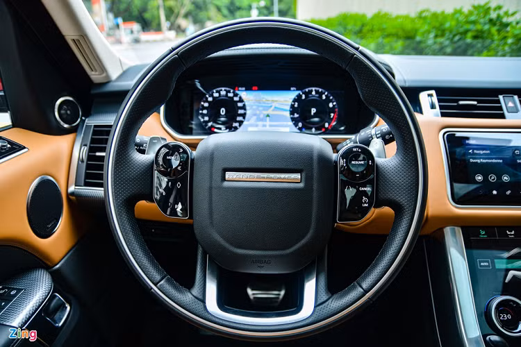 Vô lăng 4 chấu bọc da, xung quanh là viền chrome sáng bóng. Các nút chức năng được tích hợp 2 bên giúp người lái dễ dàng thao tác, lẫy chuyển số cũng được đặt sau vô lăng. Màn hình đồng hồ 12,3 inch cho hình ảnh hiển thị sắc nét. 