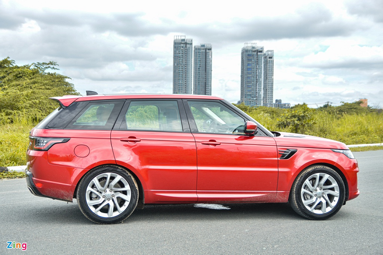 Ở phía sau, phần cản được đẩy lên cao tạo nên nét năng động và khoẻ khoắn. Nhằm nhấn mạnh vào tính thể thao, cánh gió sau cũng được mở rộng hơn. Họa tiết đèn hậu hình móc câu là một điểm mới phía sau đuôi xe, thay vì dạng hình trụ như trước đây. 