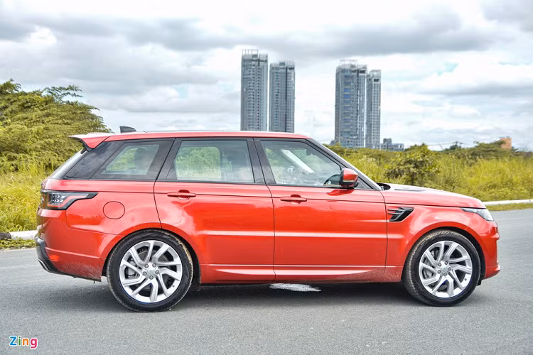 Ở phía sau, phần cản được đẩy lên cao tạo nên nét năng động và khoẻ khoắn. Nhằm nhấn mạnh vào tính thể thao, cánh gió sau cũng được mở rộng hơn. Họa tiết đèn hậu hình móc câu là một điểm mới phía sau đuôi xe, thay vì dạng hình trụ như trước đây. 