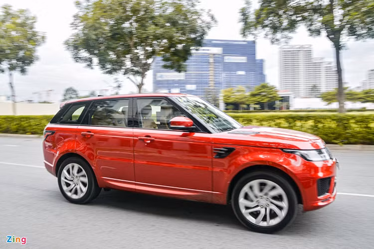 Giá bán cao hơn phần lớn đối thủ là một trở ngại của mẫu SUV này. Thậm chí bản HSE Dynamic có giá cao hơn bản HSE tiêu chuẩn gần 1 tỷ đồng. Tuy nhiên với những trang bị tiện nghi đầy đủ và cảm giác lái thể thao, Range Rover Sport HSE Dynamic là lựa chọn đáng quan tâm đối với những tín đồ đam mê dòng xe gầm cao hạng sang mạnh mẽ và có khả năng offroad tốt.