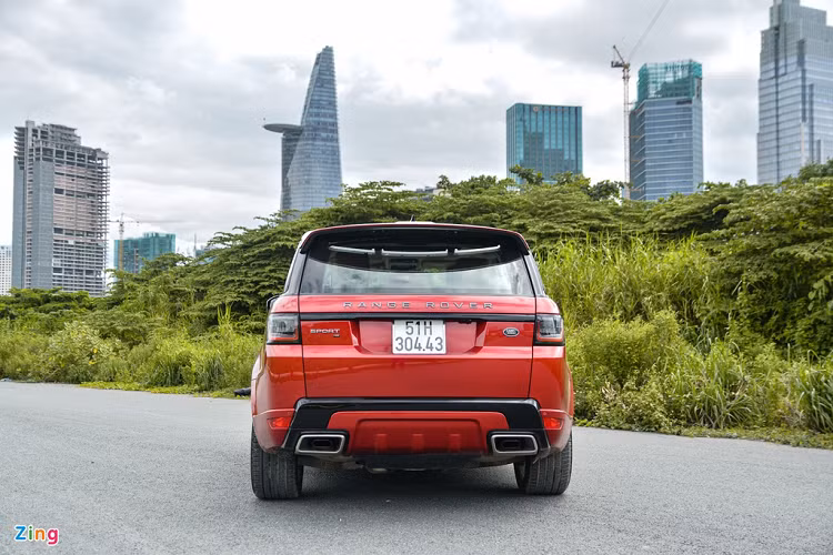 Range Rover Sport HSE Dynamic cũng sở hữu nhiều công nghệ hỗ trợ lái, có thể kể đến như kiểm soát hành trình chủ động, kiểm soát lực kéo điện tử, hỗ trợ khởi hành ngang dốc, hỗ trợ khởi hành ở mặt đường mất bám, kiểm soát chống lật, kiểm soát phanh khi vào cua, hỗ trợ đỗ đèo, kiểm soát gia tốc leo dốc...