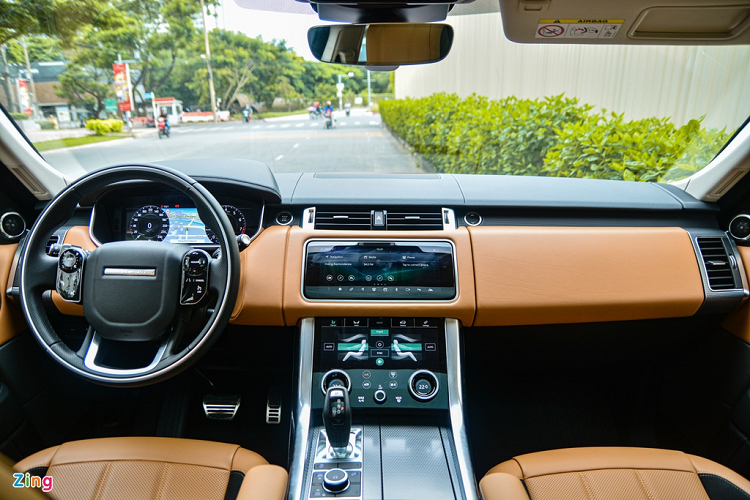Cabin được bố trí theo kiểu 5+2, dù kích thước đã được thu gọn nhưng không gian nội thất của mẫu SUV hạng sang Range Rover Sport HSE Dynamic vẫn tương đối rộng rãi.