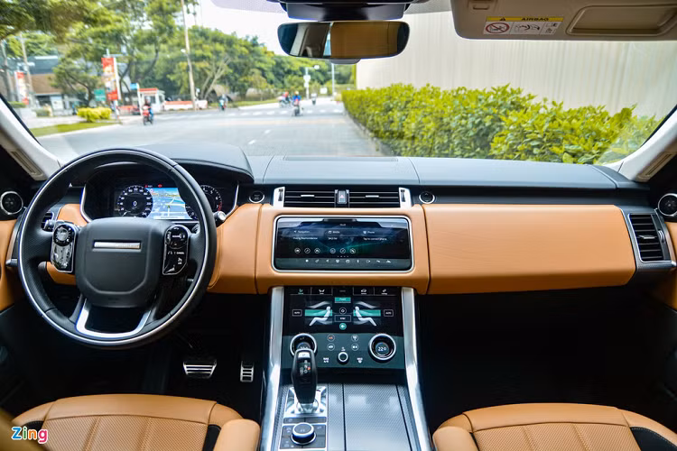 Cabin được bố trí theo kiểu 5+2, dù kích thước đã được thu gọn nhưng không gian nội thất của mẫu SUV hạng sang Range Rover Sport HSE Dynamic vẫn tương đối rộng rãi.