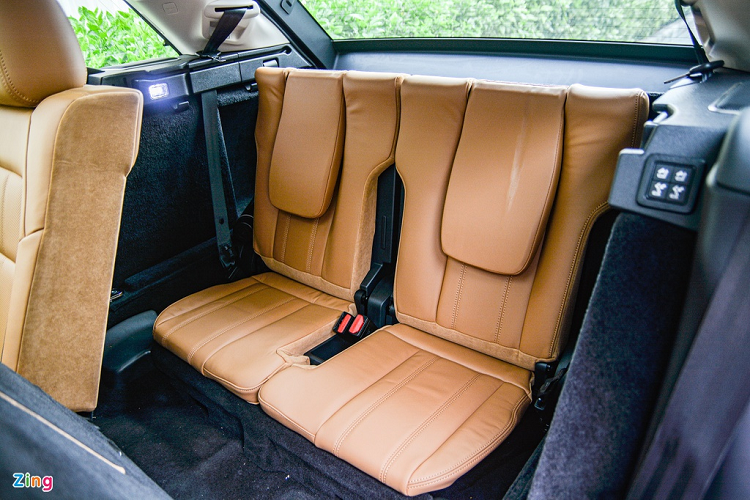Hàng ghế sau cùng của mẫu SUV hạng sang tương đối nhỏ và chỉ thực sự phù hợp với trẻ em. Bên cạnh đó, với thiết kế mui xe hơi thoải về sau cũng khiến khoảng trần của hàng ghế cuối khá chật chội.