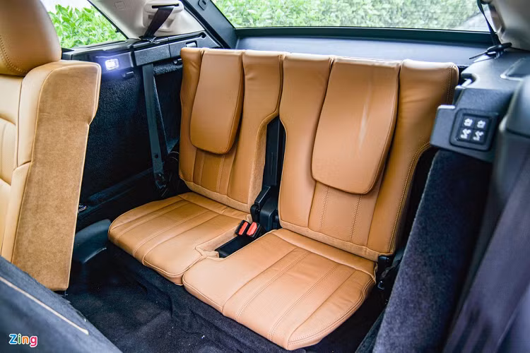 Hàng ghế sau cùng của mẫu SUV hạng sang tương đối nhỏ và chỉ thực sự phù hợp với trẻ em. Bên cạnh đó, với thiết kế mui xe hơi thoải về sau cũng khiến khoảng trần của hàng ghế cuối khá chật chội.