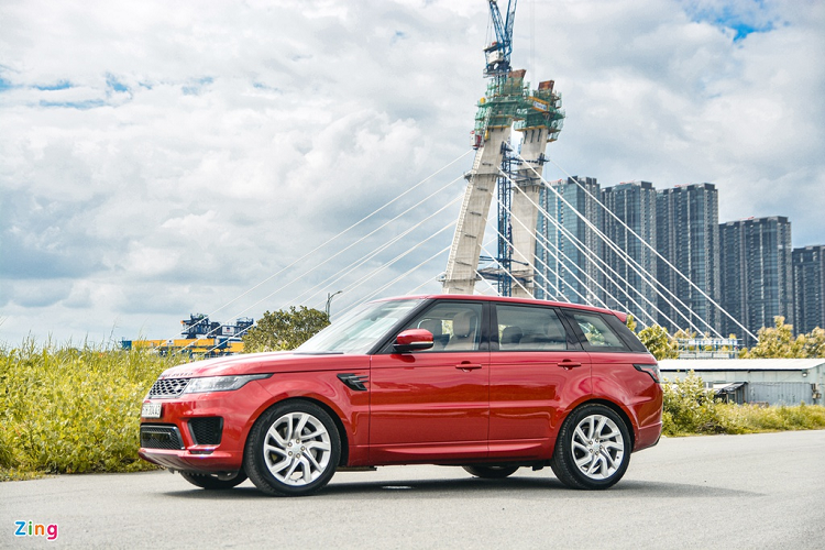 Range Rover Sport HSE Dynamic có kích thước dài x rộng x cao lần lượt là 4.879 x 2.220 x 1.803 mm, trục cơ sở 2.923 mm, bán kính vòng quay 6,2 m. Khoảng sáng gầm 213 mm ở chế độ thông thường và 278 mm khi kích hoạt chế độ off-road. Khả năng lội nước tối đa của mẫu SUV lên tới 850 mm, cao hơn đáng kể so với đối thủ Porsche Cayenne S, ở mức 525 mm.