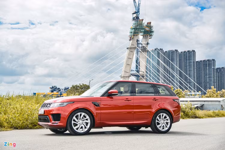 Range Rover Sport HSE Dynamic có kích thước dài x rộng x cao lần lượt là 4.879 x 2.220 x 1.803 mm, trục cơ sở 2.923 mm, bán kính vòng quay 6,2 m. Khoảng sáng gầm 213 mm ở chế độ thông thường và 278 mm khi kích hoạt chế độ off-road. Khả năng lội nước tối đa của mẫu SUV lên tới 850 mm, cao hơn đáng kể so với đối thủ Porsche Cayenne S, ở mức 525 mm.