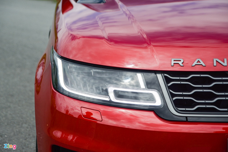Ở phía trước, đầu xe nổi bật với cụm đèn pha LED thiết kế hình chữ nhật quen thuộc với công nghệ đèn pha tự động và chống chói. Dải đèn LED chạy ban ngày vẫn giữ nguyên thiết kế truyền thống đã làm nên thương hiệu Range Rover. 