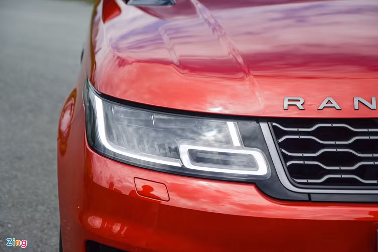 Ở phía trước, đầu xe nổi bật với cụm đèn pha LED thiết kế hình chữ nhật quen thuộc với công nghệ đèn pha tự động và chống chói. Dải đèn LED chạy ban ngày vẫn giữ nguyên thiết kế truyền thống đã làm nên thương hiệu Range Rover. 
