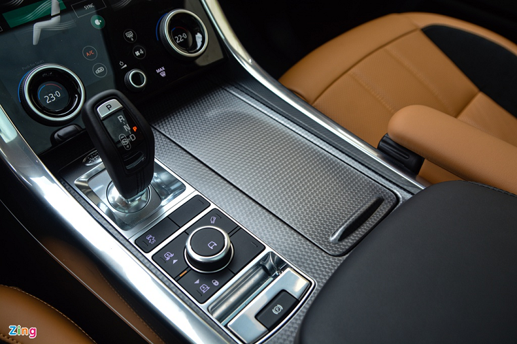 Những trang bị tiện nghi khác trên Range Rover Sport HSE Dynamic bao gồm hệ thống hiển thị kính lái HUD, điều hòa 4 vùng với chức năng lọc ion, dàn âm thanh Meridian cao cấp 17 loa công suất 825W với hiệu ứng âm thanh mái vòm. 